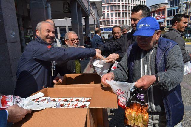 Balıkesir’de 10 bin paket kandil simidi dağıtıldı