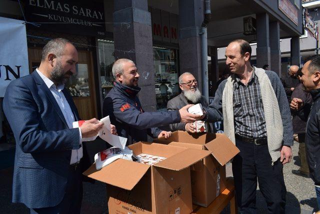 Balıkesir’de 10 bin paket kandil simidi dağıtıldı