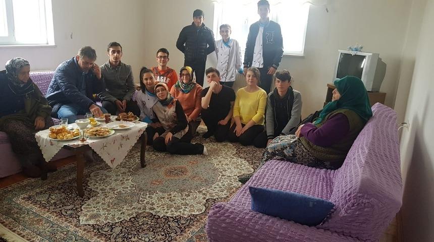 Liseli &ouml;ğrenciler dar gelirli ve yaşla ailelerin evlerini temizledi, yiyecek ikram etti