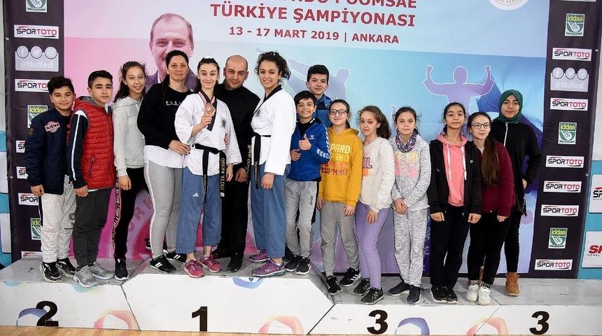 Taekwondoculardan b&uuml;y&uuml;k başarı