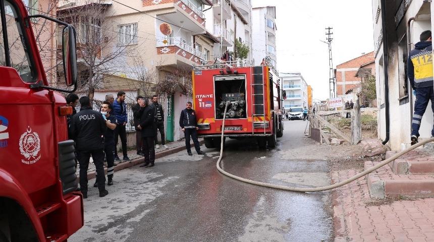 İkamet yangınında d&ouml;rt kişi hastanelik oldu