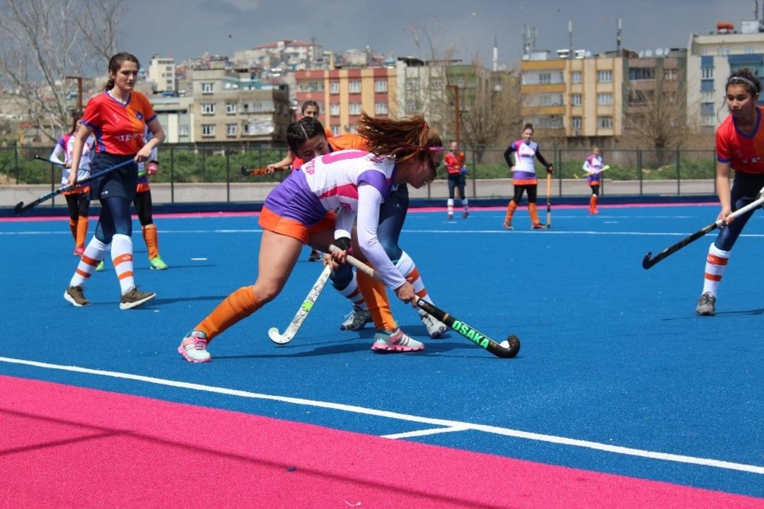 Kadın hokeycilerden farklı başlangı&ccedil;