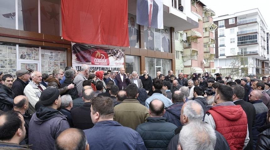 Başkan Togar tebrikleri kabul ediyor