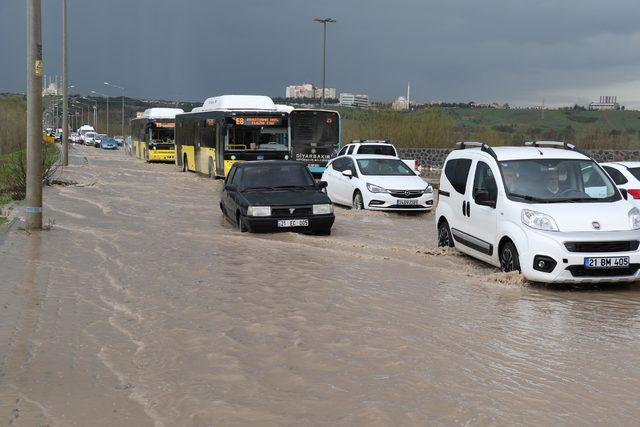 Diyarbakır'da sağanak; tarlalar su altında kaldı