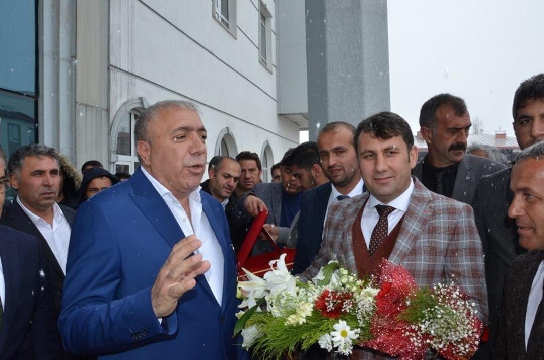 &Ccedil;at Belediye Başkanı Melik Yaşar, g&ouml;reve başladı