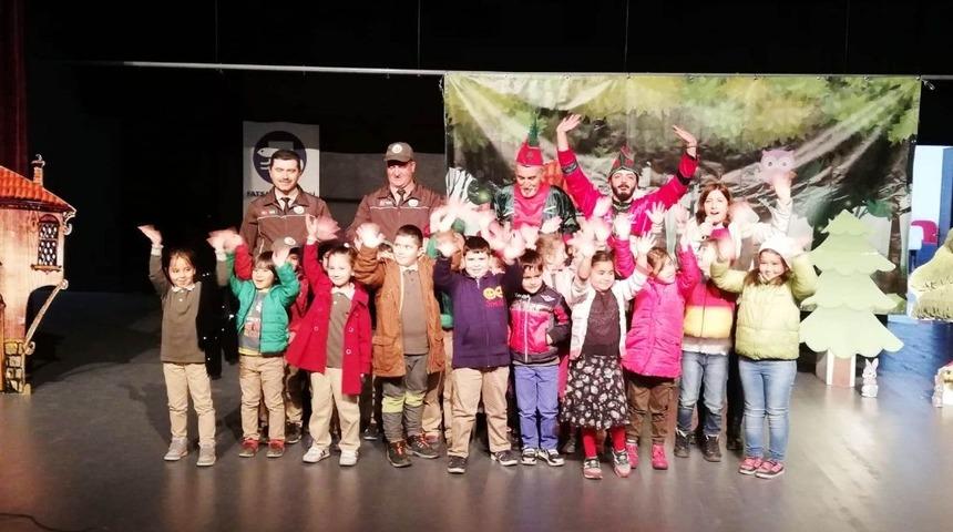 Minik &ouml;ğrenciler ormancıların tiyatrosunda buluştu