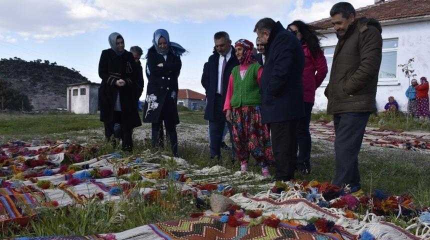 Kadınlar el emeklerini sanata d&ouml;n&uuml;şt&uuml;rd&uuml;