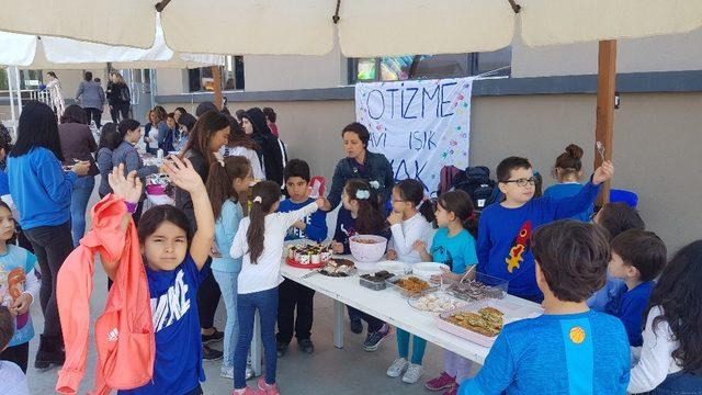 Otizmli çocuklar hayatlarında ilk kez bindikleri mekanik boğayla eğlendi