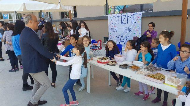 Otizmli çocuklar hayatlarında ilk kez bindikleri mekanik boğayla eğlendi