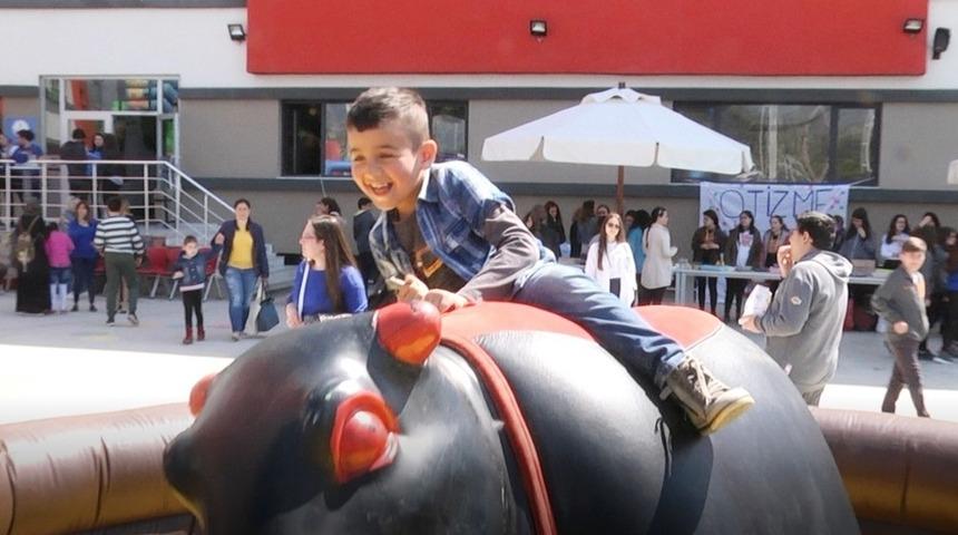 Otizmli &ccedil;ocuklar hayatlarında ilk kez bindikleri mekanik boğayla eğlendi