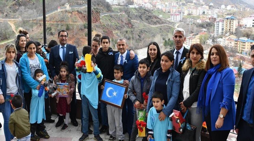 Vali Sonel, otizmli &ccedil;ocuklarla bir araya geldi