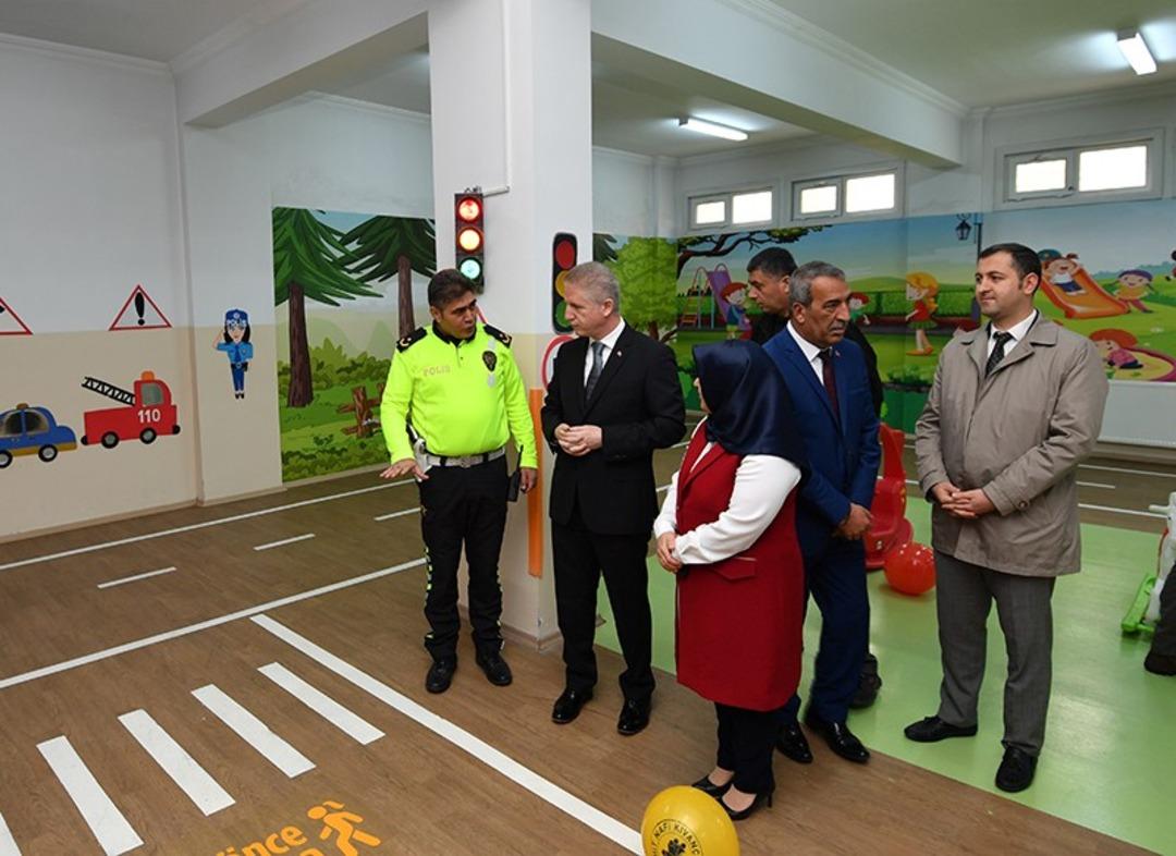 İlkokul &ouml;ğrencilerine uygulamalı trafik dersi