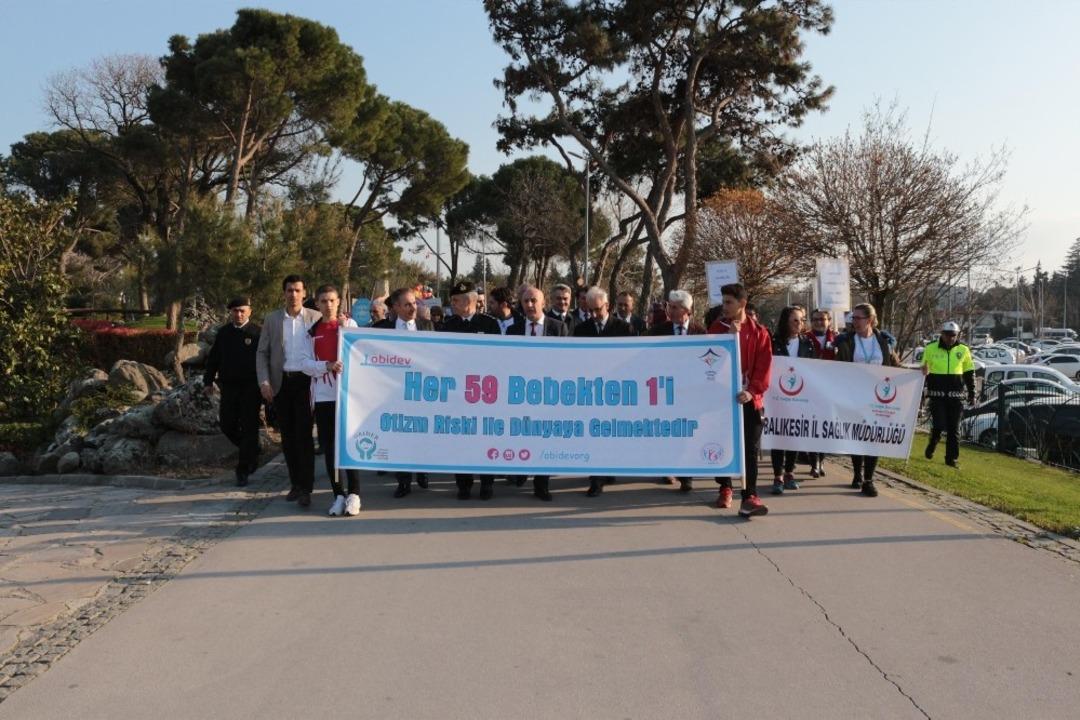 Otizmli bireyler farkındalık i&ccedil;in y&uuml;r&uuml;d&uuml;