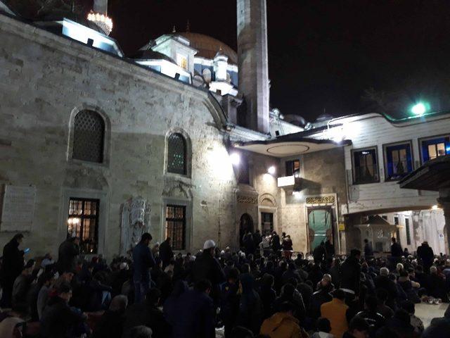 Miraç Kandili’nde vatandaşlar Eyüpsultan Camii’ne akın etti
