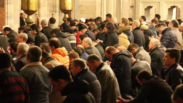 İstanbullular Miraç Kandili'nde camilere akın etti