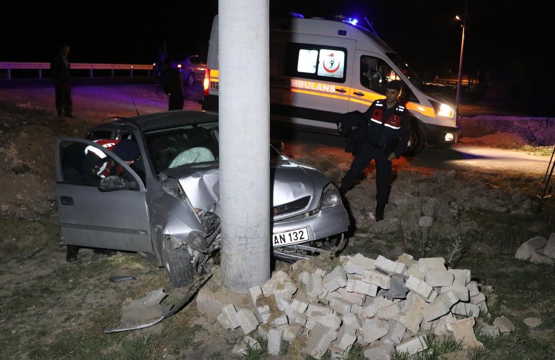 Metrelerce s&uuml;r&uuml;klendi! &Ccedil;arptığı direk sayesinde durabildi