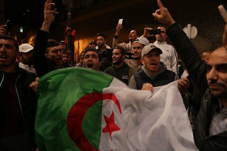 Cezayir'de Buteflika'nın istifasından dolayı sevinç gösterisi  G1