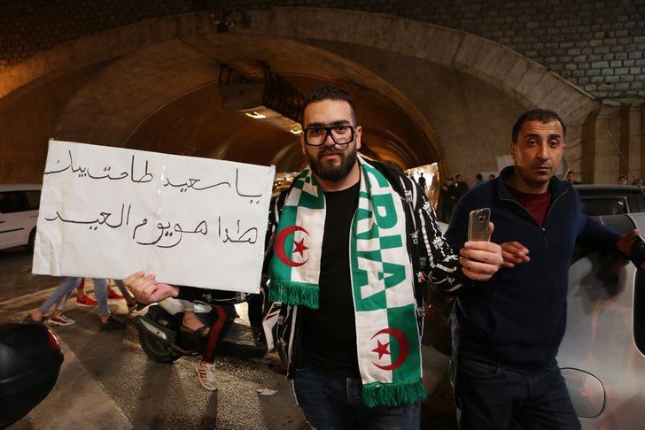 Cezayir'de Buteflika'nın istifasından dolayı sevinç gösterisi  G2