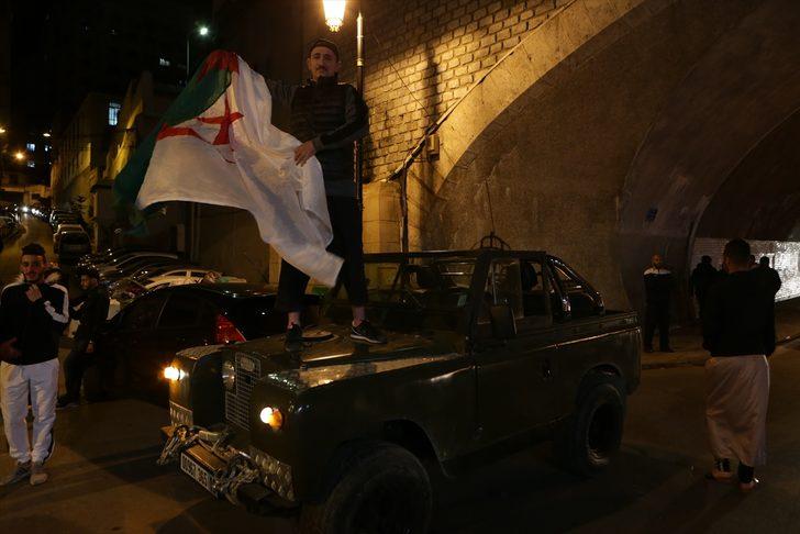 Cezayir'de Buteflika'nın istifasından dolayı sevinç gösterisi  G3