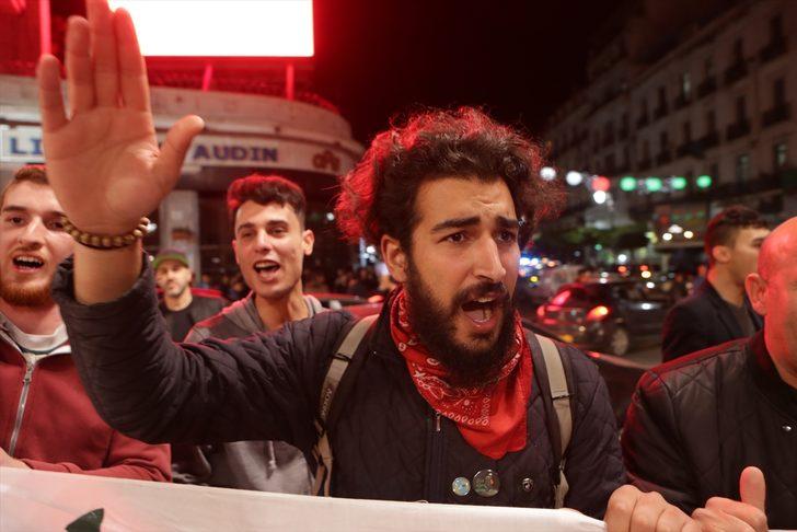 Cezayir'de Buteflika'nın istifasından dolayı sevinç gösterisi  G5