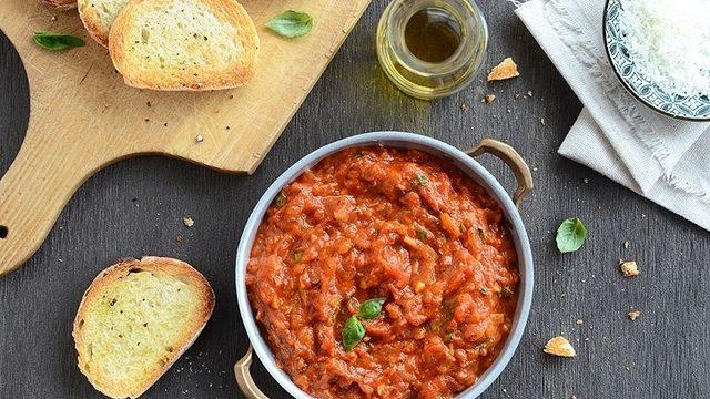 Parmesan Peynirli Domates Sos