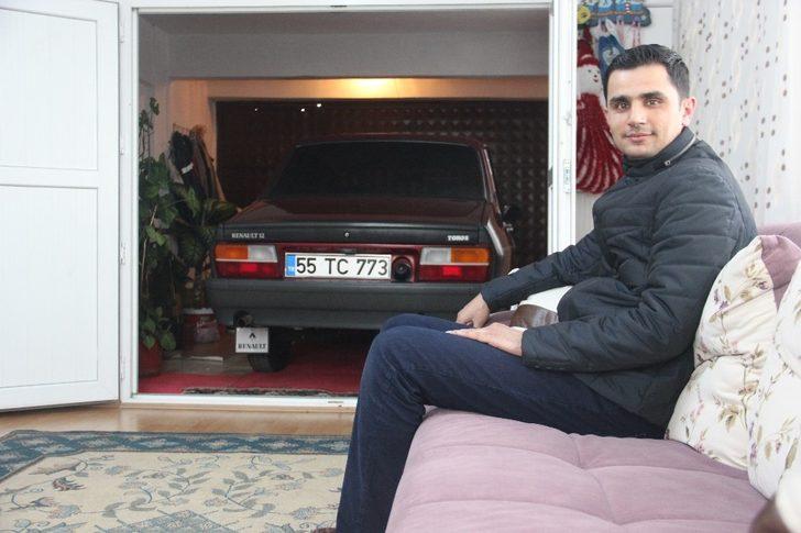 Otomobiline çocuğu gibi bakıyor! Eve giren hayrete düşüyor G1