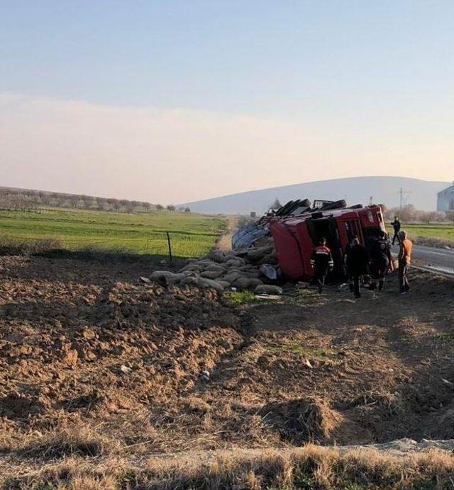 Konya’da patates yüklü tır devrildi: 1 yaralı