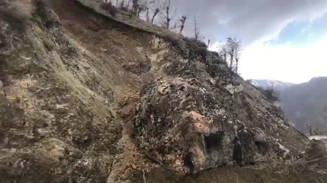 Siirt’te dağdan kopan dev kaya parçası yolu ulaşıma kapattı