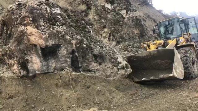 Siirt’te dağdan kopan dev kaya parçası yolu ulaşıma kapattı