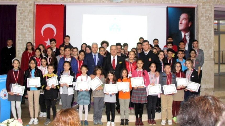 &Ouml;rnek &ouml;ğrenciler &ouml;d&uuml;llerini aldı