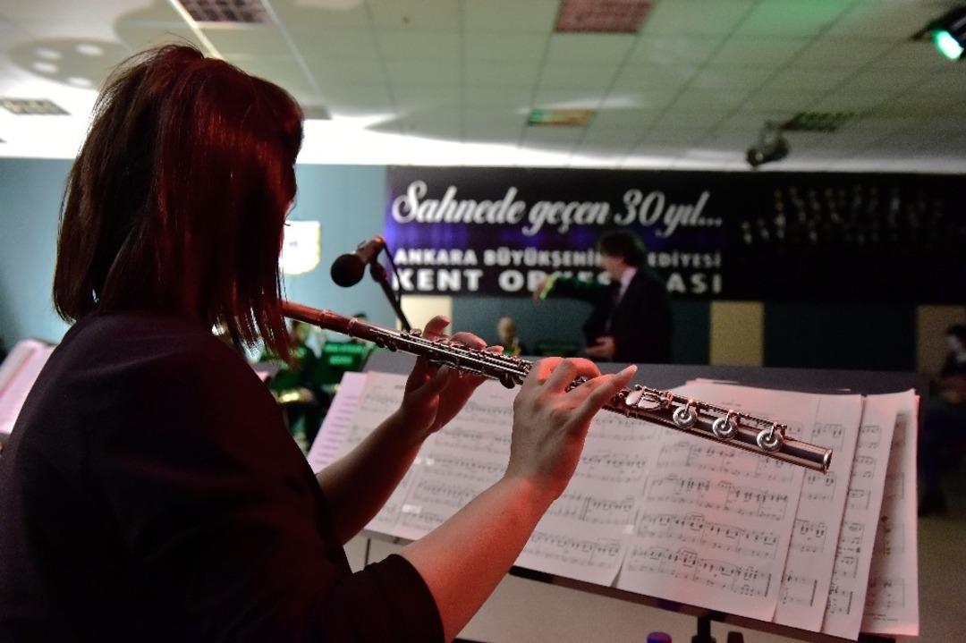 Başkentliler &ldquo;&ouml;ğle arası dinletileri&rdquo; ile m&uuml;ziğe doyuyor