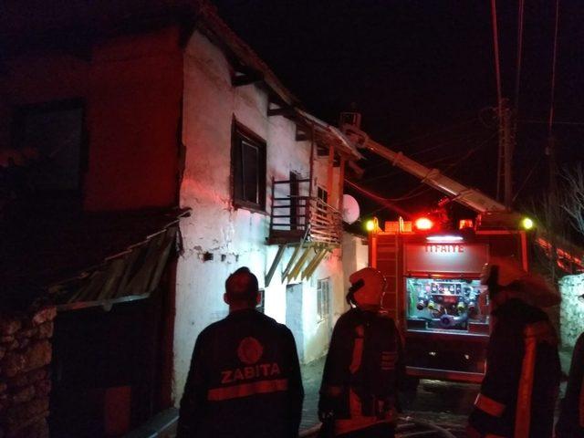 Deprem bölgesinde çadırda yaşayan kadının iki katlı evi yandı