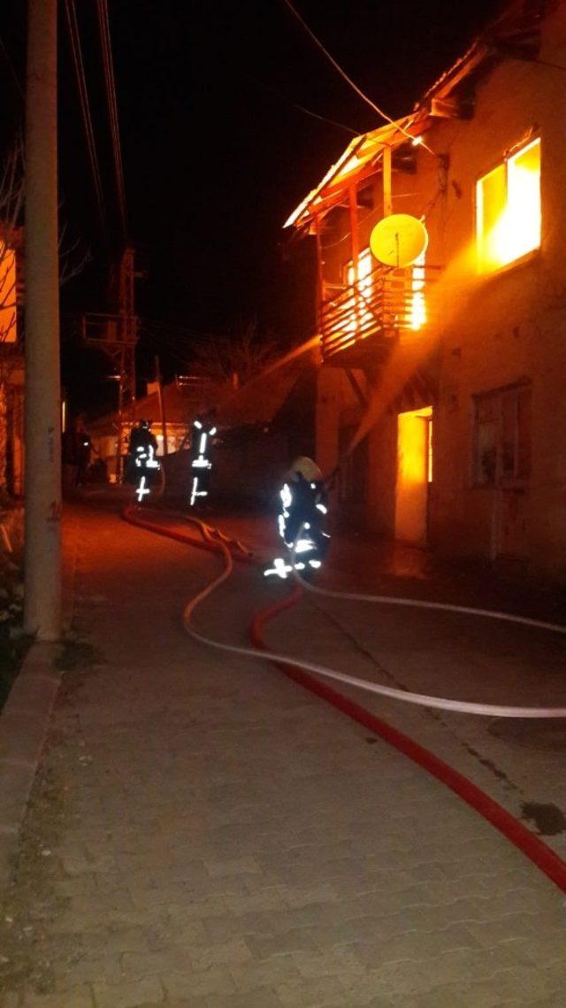 Deprem bölgesinde çadırda yaşayan kadının iki katlı evi yandı