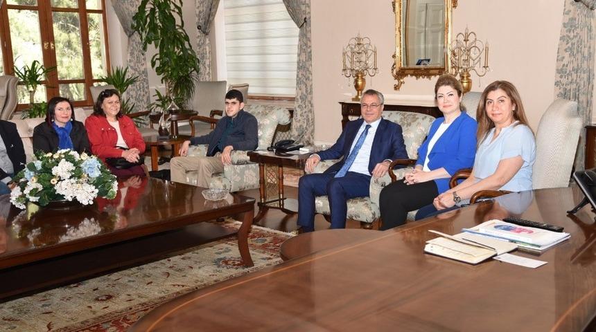 Vali Ahmet Deniz ve Eşi Olcay Deniz otizmli &ccedil;ocukları ağırladı