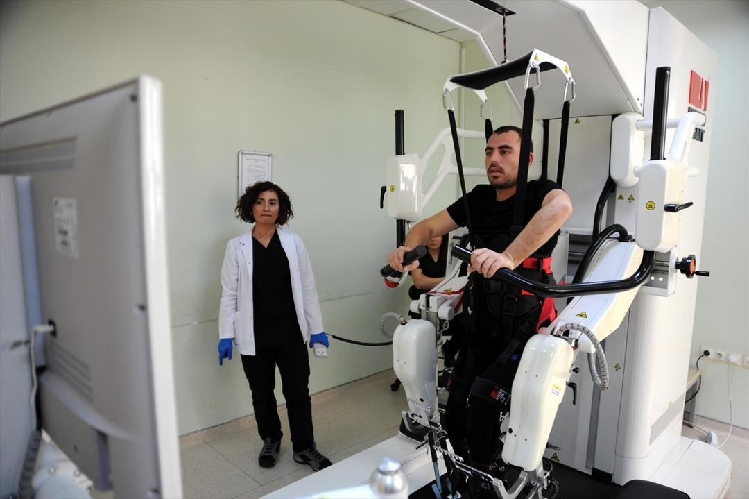 Gribin tetiklediği sendromla fel&ccedil; ge&ccedil;irdi, robotla y&uuml;r&uuml;meye &ccedil;alışıyor 