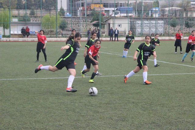 Okul sporları futbol yıldızları grup müsabakaları başladı