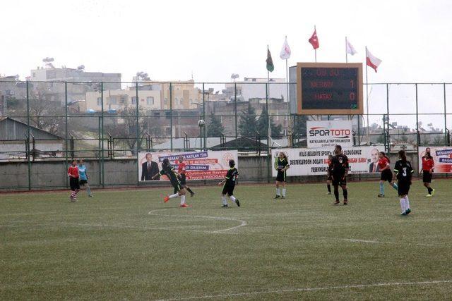 Okul sporları futbol yıldızları grup müsabakaları başladı