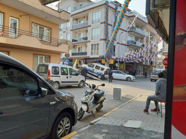 Ters yoldan gelen araç polis otosuna çarptı