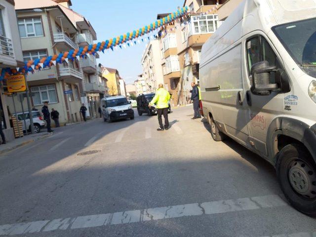 Ters yoldan gelen araç polis otosuna çarptı