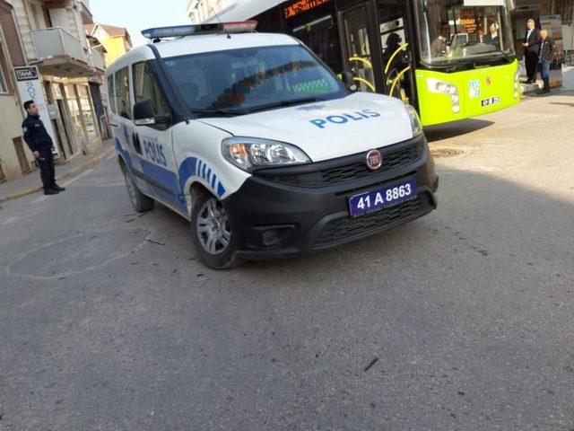 Ters yoldan gelen araç polis otosuna çarptı