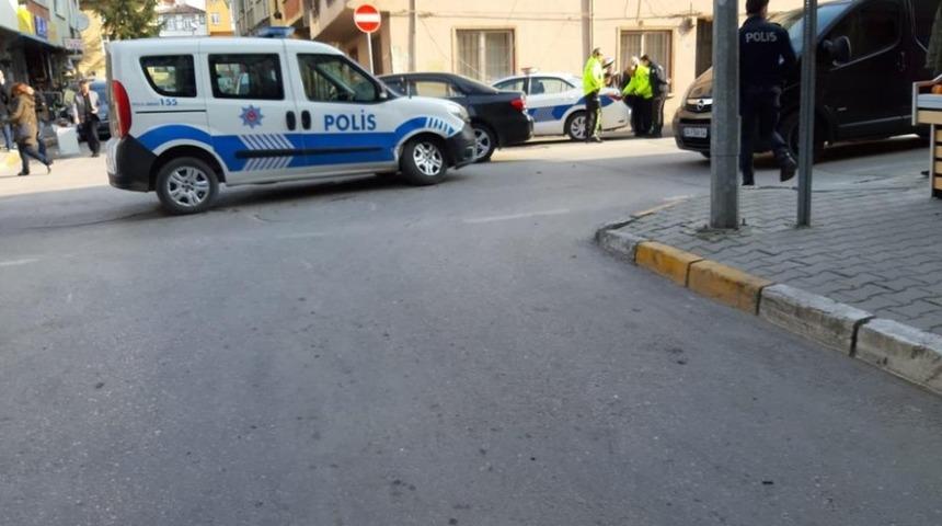 Ters yoldan gelen araç polis otosuna çarptı