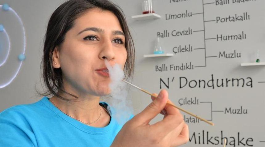 Son derece eğlenceli: Nitrojen dondurmayı yiyenlerin ağzından duman çıkıyor!