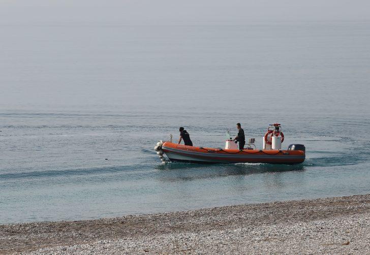 Ekipler alarma geçti! Polisleri görünce kıyafetlerini çıkarıp...  G1