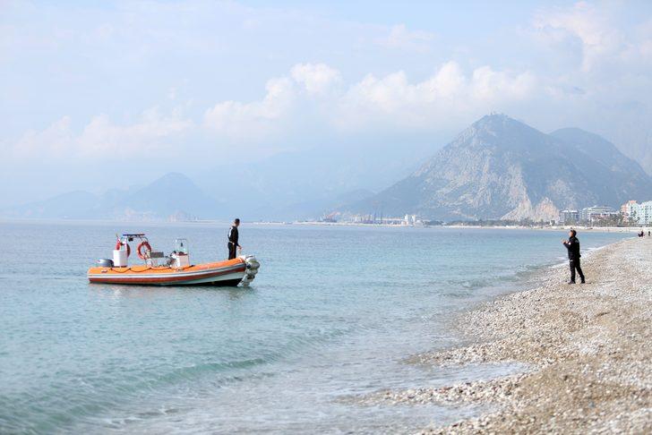 Ekipler alarma geçti! Polisleri görünce kıyafetlerini çıkarıp...  G2