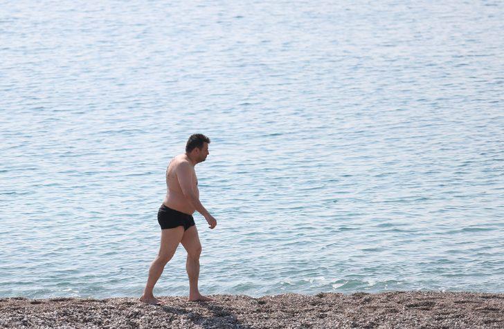 Ekipler alarma geçti! Polisleri görünce kıyafetlerini çıkarıp...  G3