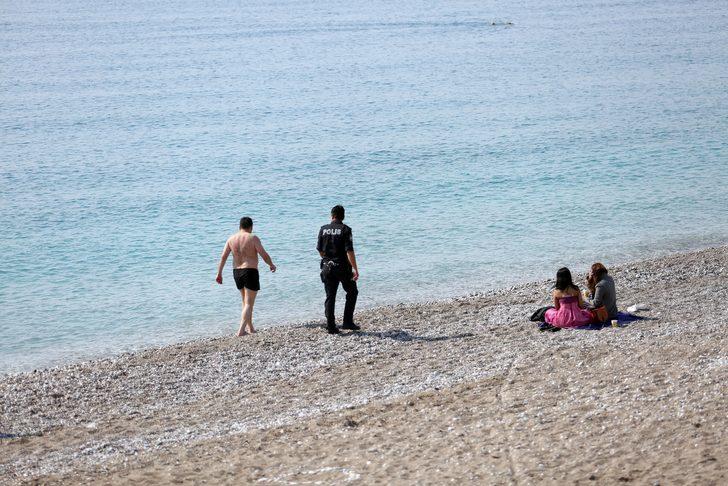 Ekipler alarma geçti! Polisleri görünce kıyafetlerini çıkarıp...  G4