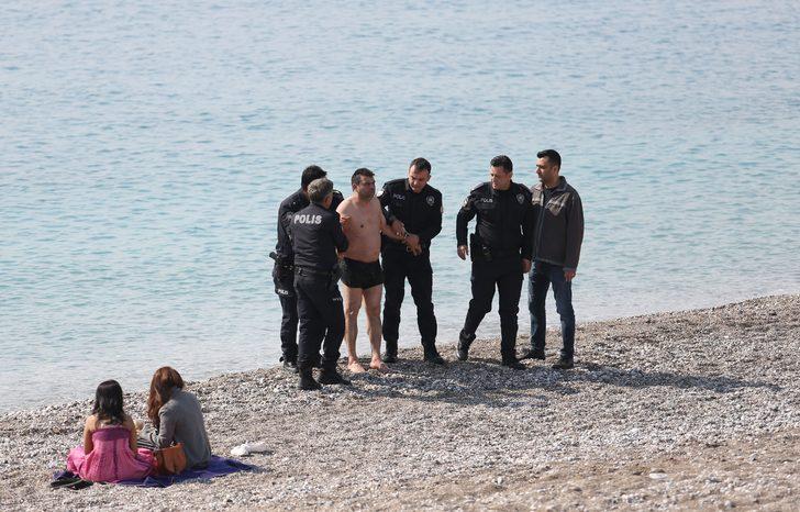 Ekipler alarma geçti! Polisleri görünce kıyafetlerini çıkarıp...  G5