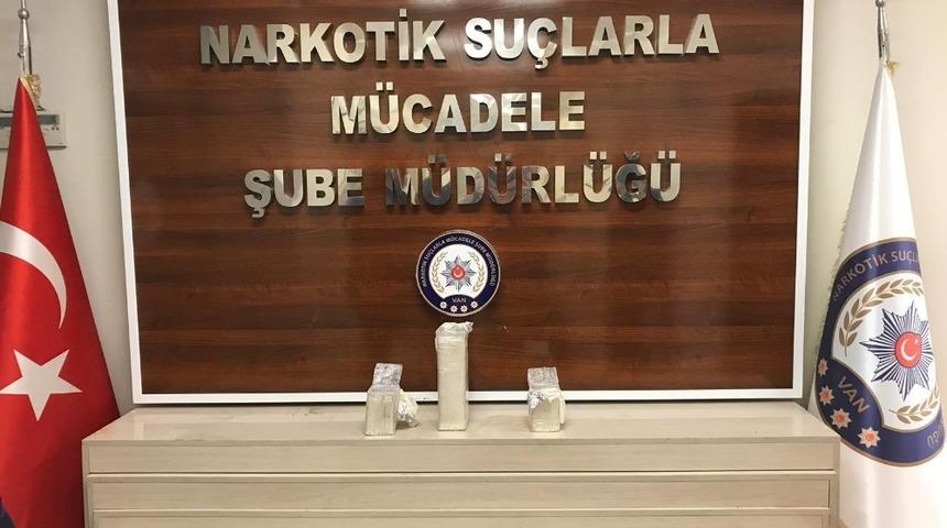 Elindeki uyuşturucuyla y&uuml;r&uuml;yen şahıs tutuklandı