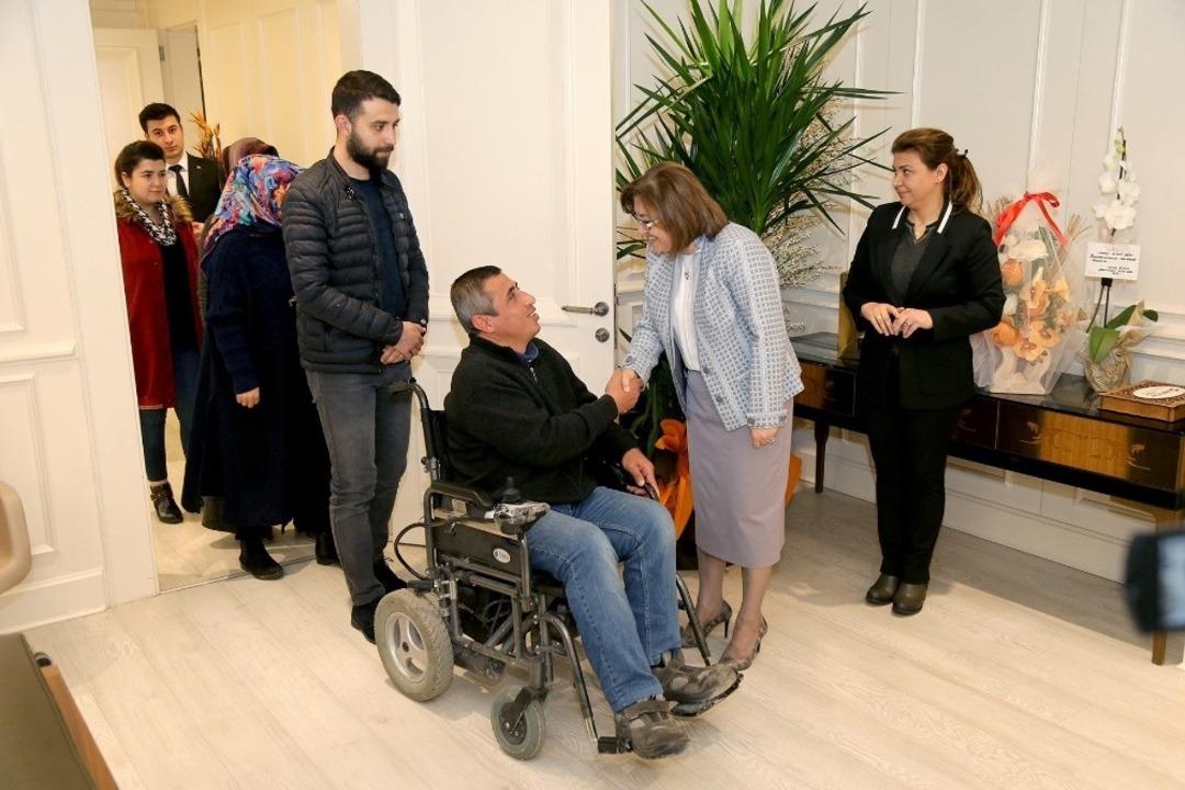 Fatma Şahin randevusuz g&ouml;r&uuml;şme uygulaması ile tebrikleri kabul ediyor