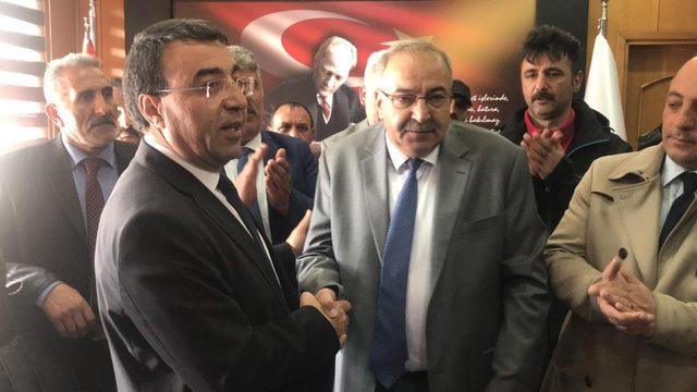 Sarıkamış yeni Belediye Başkanı Harun Hayali mazbatasını aldı